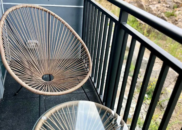 Luxury 2 Bed Apartment In Quincy