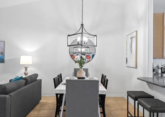 Beach House King Bed Pet Friendly! Fast Wi-Fi Netflix Garage