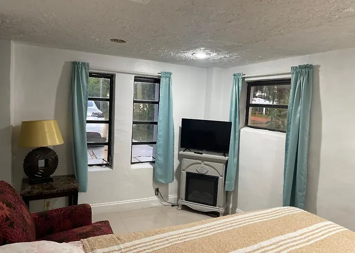 Cheerful Private Room 2 Miles Away From Sunny Isles Beach