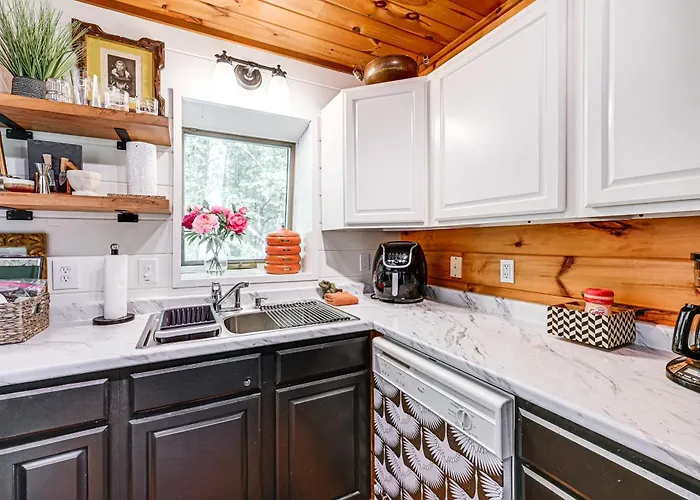 Creekside Cabin: Tubing, Trails & Highlands Charm!