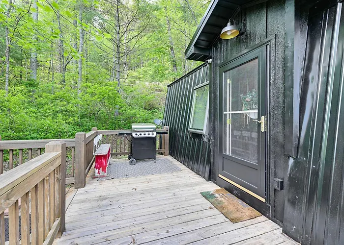 Creekside Cabin: Tubing, Trails & Highlands Charm!