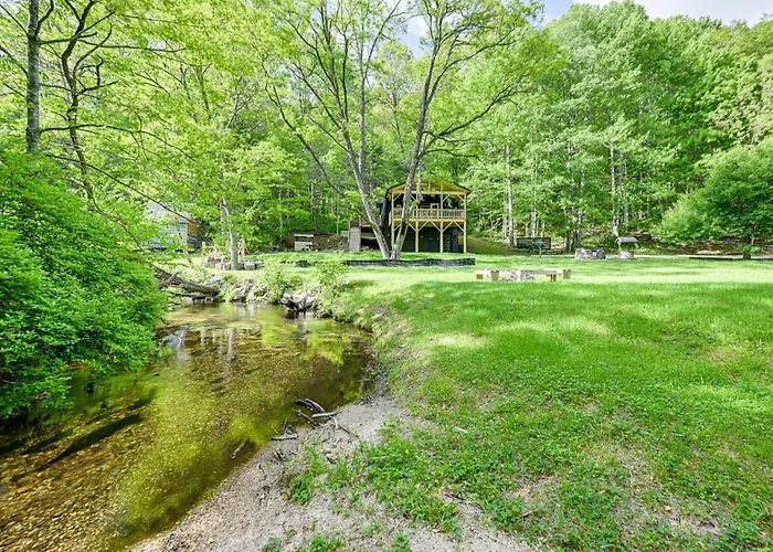 Creekside Cabin: Tubing, Trails & Highlands Charm!