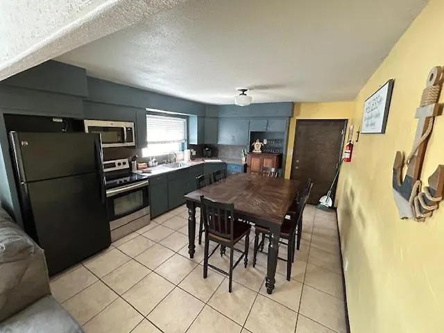 3 Bedroom, 2 Bath 1 Min Walk To The Beach