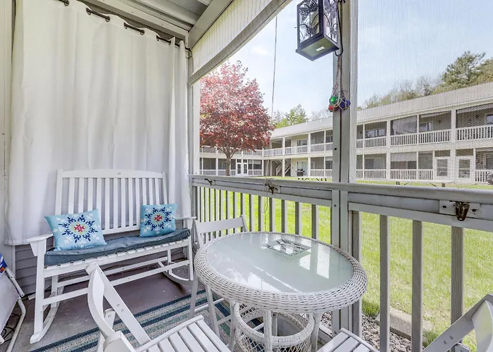 2 Mi To Drakes Island Beach: Condo W/ Porch!