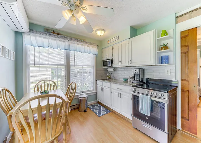 2 Mi To Drakes Island Beach: Condo W/ Porch!