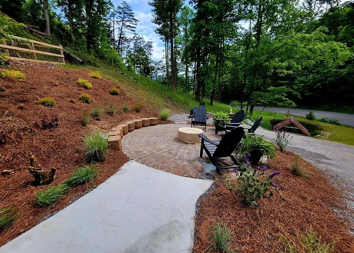 Lil Cabin In The Cove! Mtn Views, Theater, Hot Tub, Games, King Beds, Prime Location!