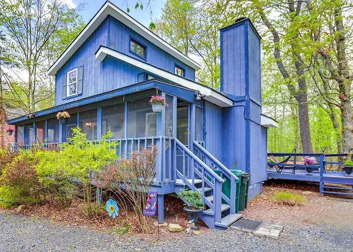 Hot Tub & Lake Beach Access: Tobyhanna Retreat!