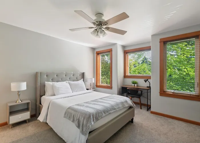 Charming 2Br Townhouse Near Green Lake