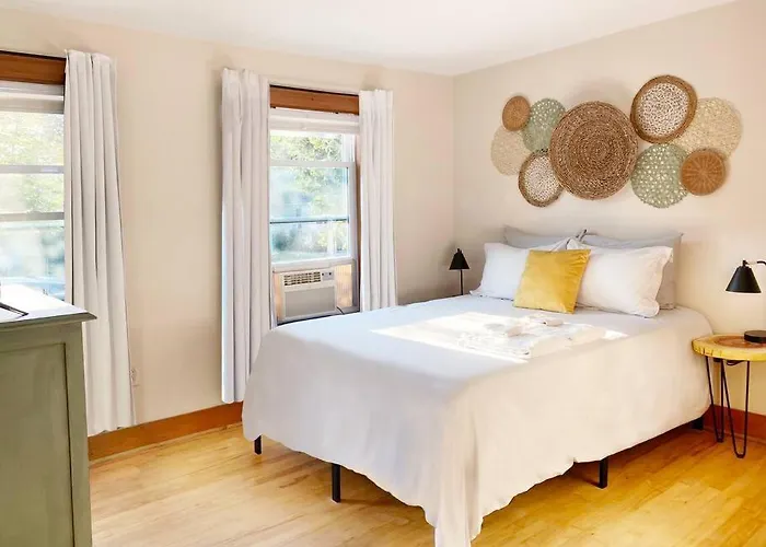 Cozy 3 Bedroom Getaway With Hot Tub