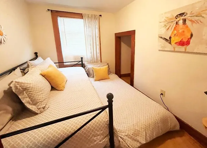 Cozy 3 Bedroom Getaway With Hot Tub