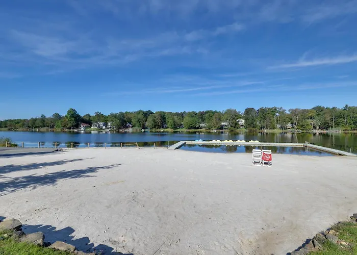 Hot Tub & Lake Beach Access: Tobyhanna Retreat!