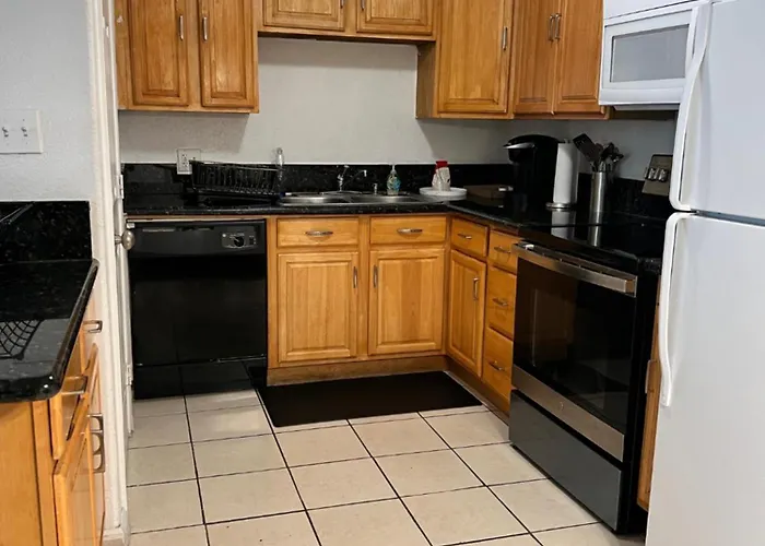 Lovely 1Bed,1Bath Condo With Free Parking