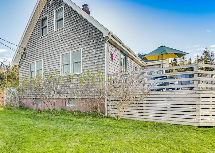 Peaceful Lubec Home W/ Views: Walk To Beach!