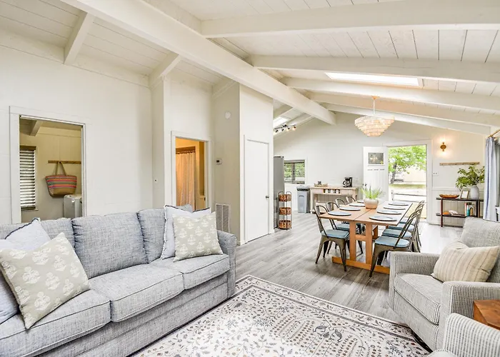 Pet-Friendly Buxton Home W/ Balcony, 2 Mi To Beach