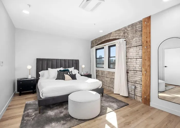 King Suite With Walking Distance To Night Life