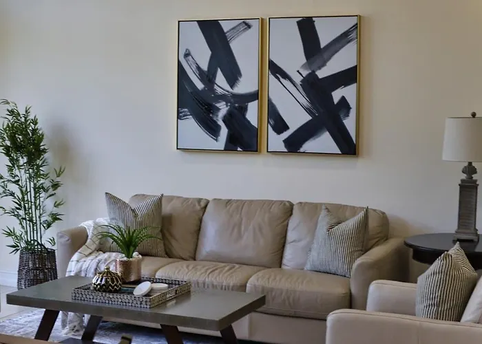 Luxury Townhouse Minutes From Beach And Downtown