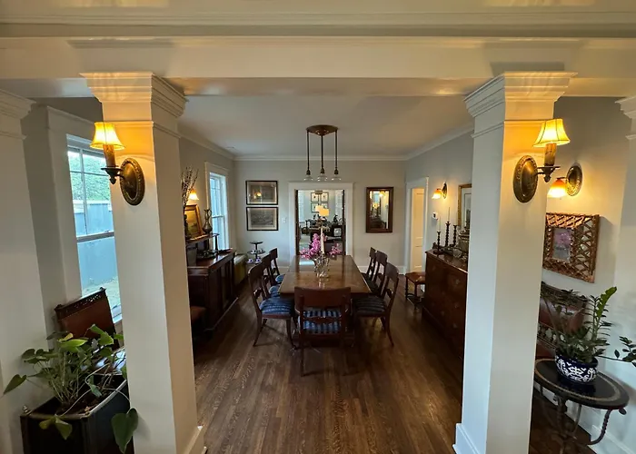 Spacious Central Gardens Home And Carriage House