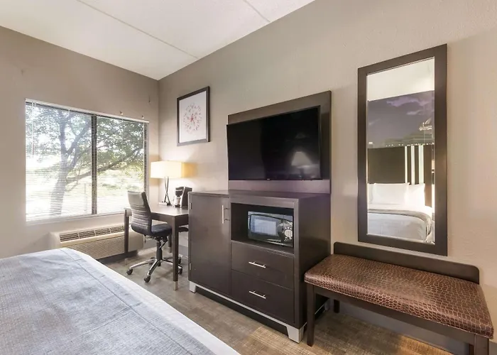 Clarion Pointe Greensboro Airport - High Point