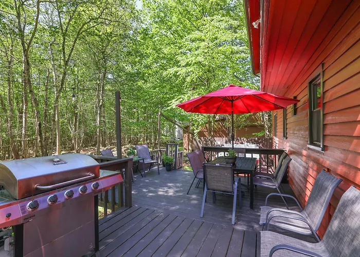 Chalet Renovated Near Casino, Camelback , Kalahari 4Bdrms Firepit Hot Tub Game Room