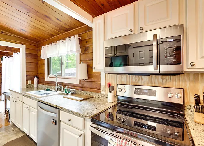Cozy Lake Champlain Cottage W/ Private Beach!