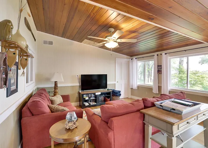 Cozy Lake Champlain Cottage W/ Private Beach!