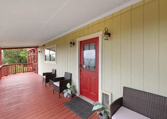 Hilltop Haven: Spacious 2BR Home with Jacuzzi, Scenic Views, and Pet-Friendly Acres