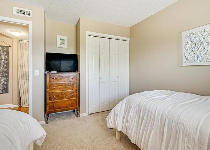 Breezy Carolina Beach Condo W/ Balcony & Pools!