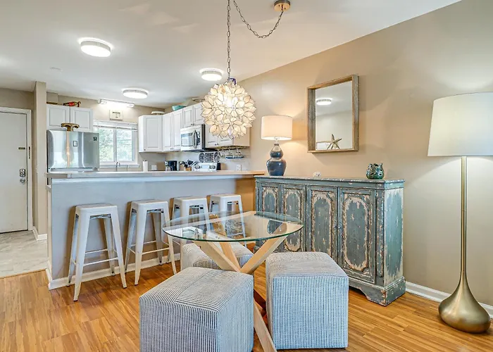 Breezy Carolina Beach Condo W/ Balcony & Pools!