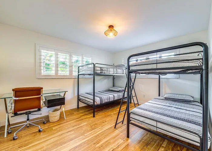 Location, Location! Stylish Home In Palm Beach!