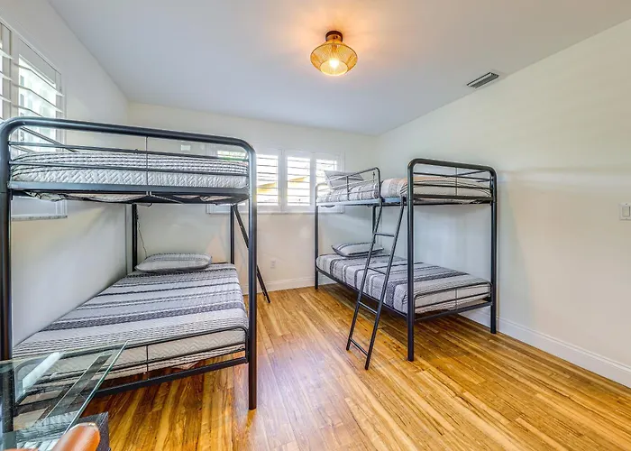 Location, Location! Stylish Home In Palm Beach!