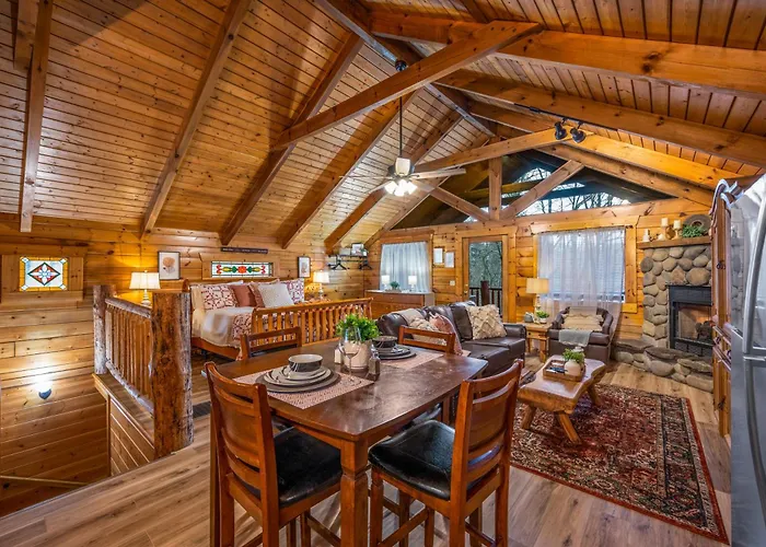 Log Cabin, Hot Tub, Fireplace, Pool Table & Views!