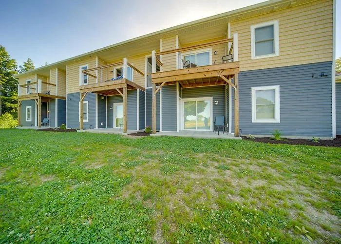 4 Mi To Lake Erie: Condo In Golf Community