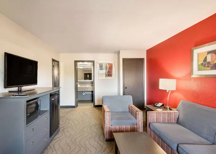 Clarion Inn & Suites Russellville I-40