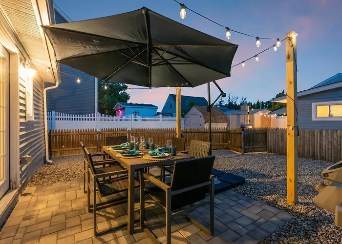 Highly Rated Beach House Blocks To Beach & Main St 6 Badges, Patio, Grill