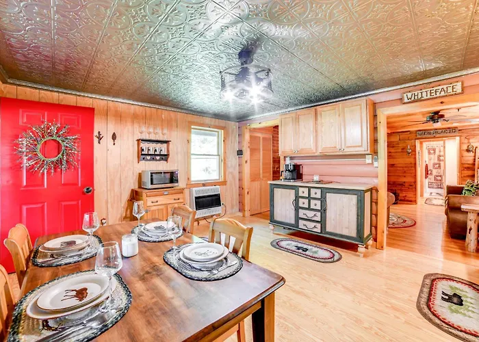 'Cardinal Pines' Cabin On 8 Acres - Dog Friendly!