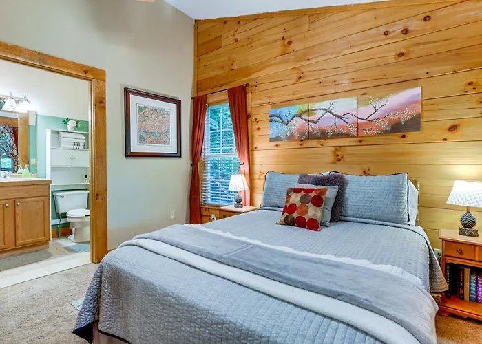 Serene Maggie Valley Retreat W/ Deck & Hot Tub!