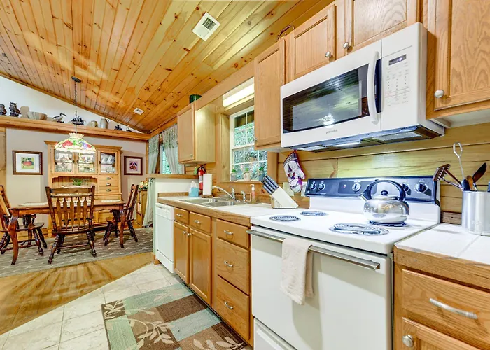Serene Maggie Valley Retreat W/ Deck & Hot Tub!
