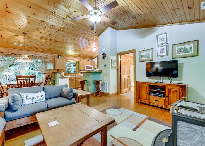 Serene Maggie Valley Retreat W/ Deck & Hot Tub!
