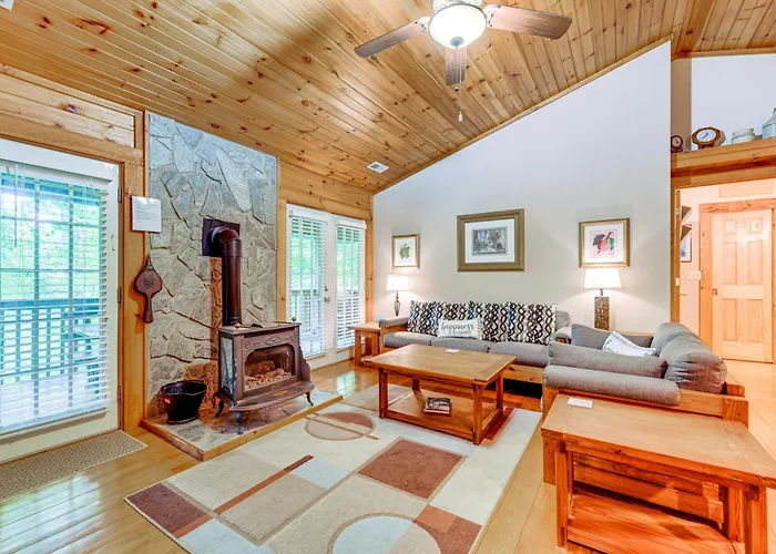 Serene Maggie Valley Retreat W/ Deck & Hot Tub!