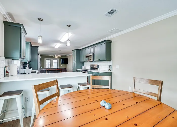 1 Block To Shore: Fort Myers Beach Retreat