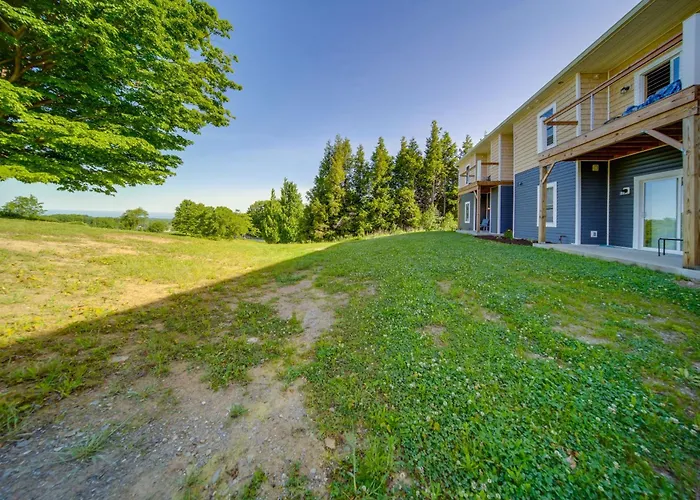 Golf Course View: Centrally Located Condo In Erie