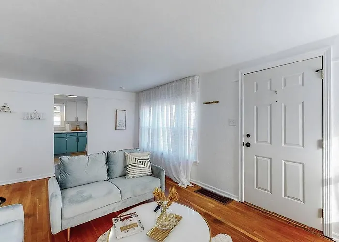 End Zone Escape-Light And Bright Hof Village Home