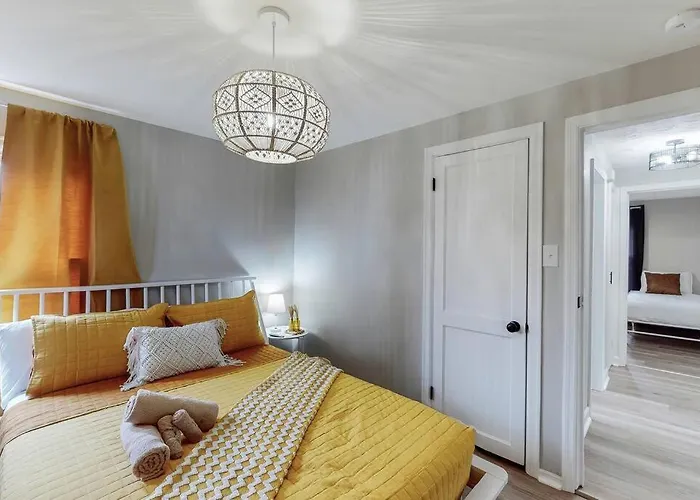 Touchdown Bungalow-Charming Hof Village Home