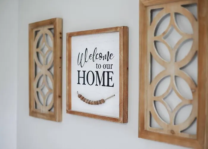 Touchdown Bungalow-Charming Hof Village Home