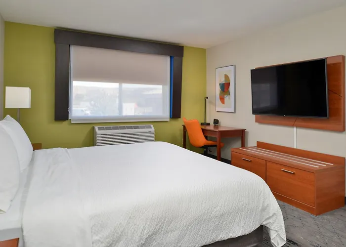 Holiday Inn Express & Suites Farmington Bloomfield By Ihg