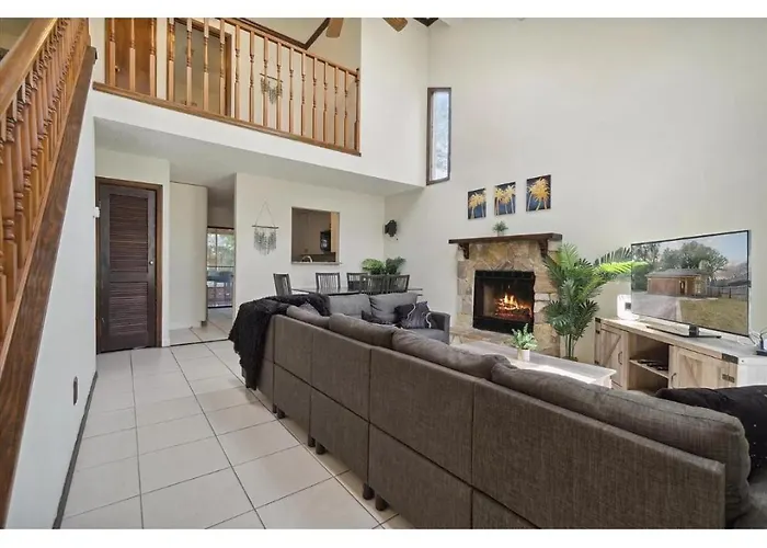 Spacious Luxury Villa Near Downtown & Shopping Districts