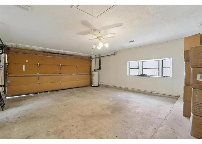 Spacious Luxury Villa Near Downtown & Shopping Districts
