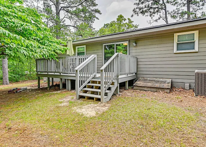 < 2 Mi To Golf Course: Pinehurst Home W/ Deck!