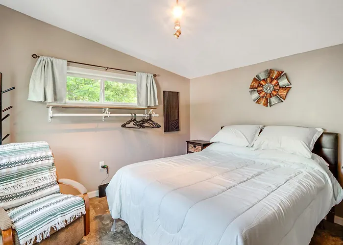 Cozy + Convenient Blairsville Cabin W/ Deck!