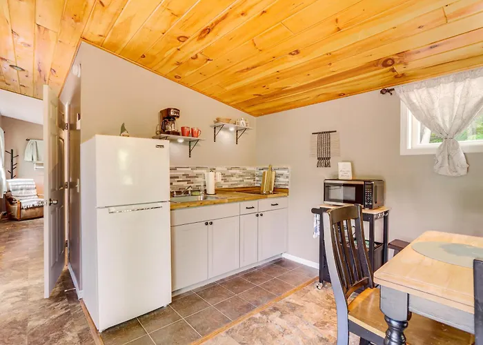 Cozy + Convenient Blairsville Cabin W/ Deck!
